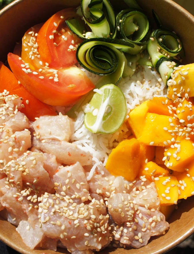 plat-bowl-de-poisson-cru-riz-legumes-frais